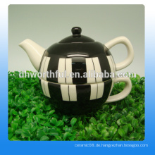 Kreative Keramik-Teekanne und Tasse in einem mit modischen Stil